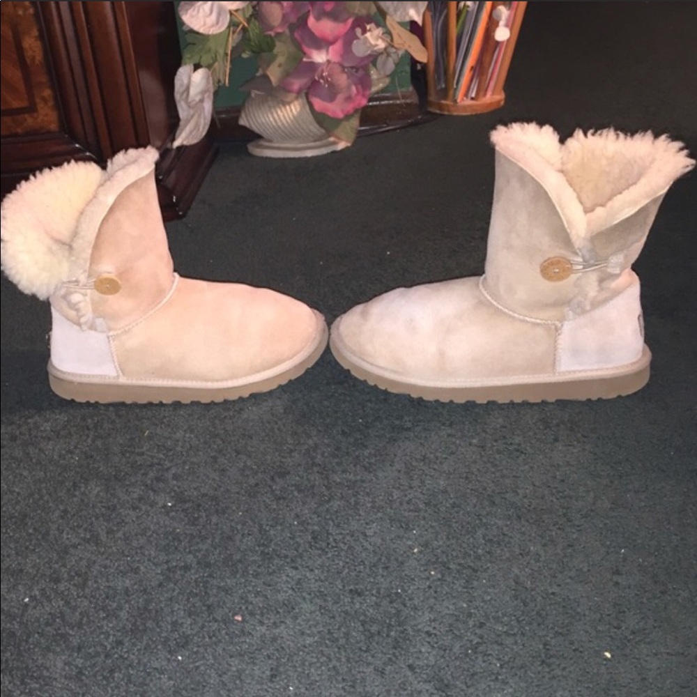 AUTHENTIC TAN BAILEY UGGS